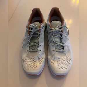 On running on cloud flow running shoe size 9 in aloe/white